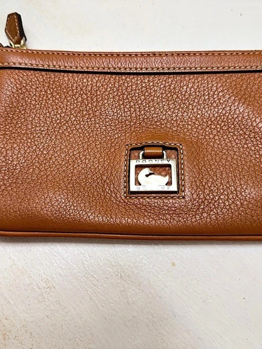 Great Fall Piece! Like New Wonens Dooney & Bourke Pebble Grain Medium Wristlet B
